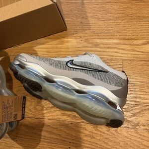 NEW IN BOX Nike Women Air Max Sneakers in Gray and Teal, Size 8